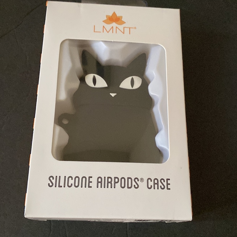 LMNT BLACK CAT
SILICONE AIRPODS® CASE